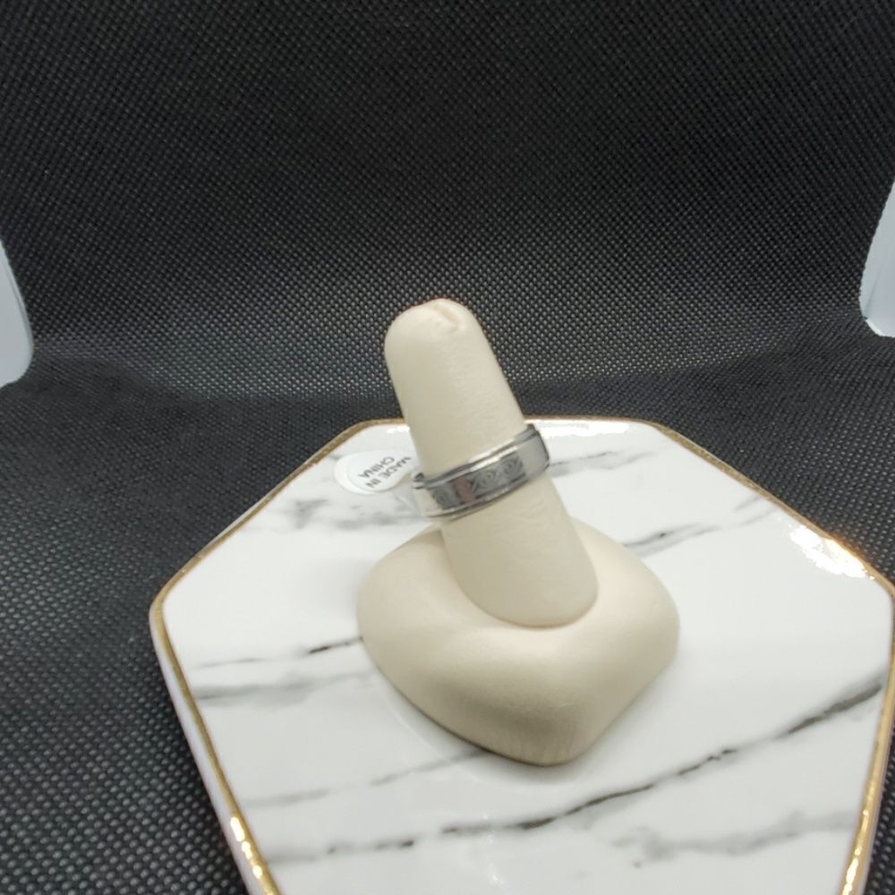 Silver Tone Ring with a Wave Pattern - Picture 3 of 6